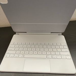 Apple Magic Keyboard 12.9”